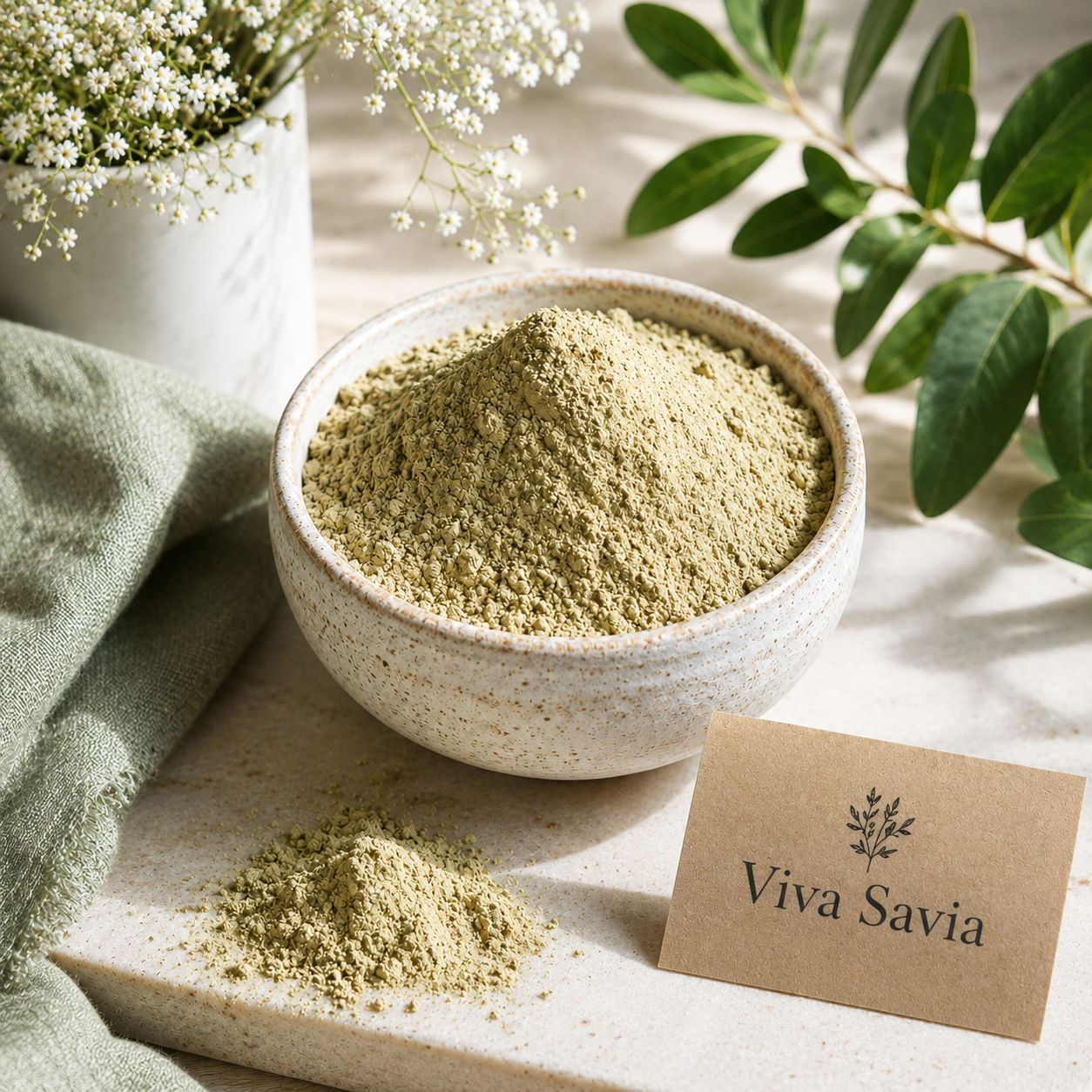 Polvo vegetal de henna neutra o cassia en cuenco con tarjeta Viva Savia