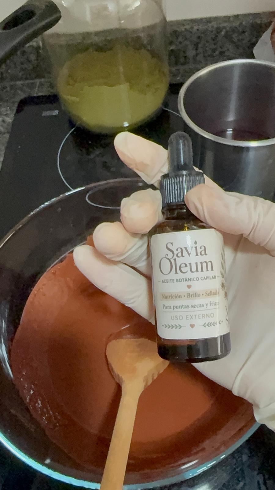 Preparación de mezcla vegetal con Savia Oleum para enriquecer el ritual de Mashat